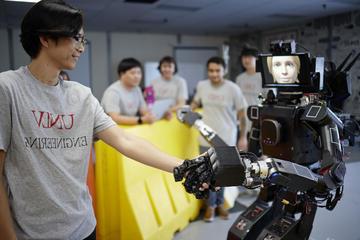 UNLV工程团队的机器人与学生握手