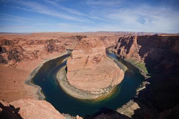 马蹄形弯道是科罗拉多河的一个马蹄形切割曲流，位于佩奇镇附近, Arizona, 美国. 它也被称为 &大峡谷的东部边缘.”