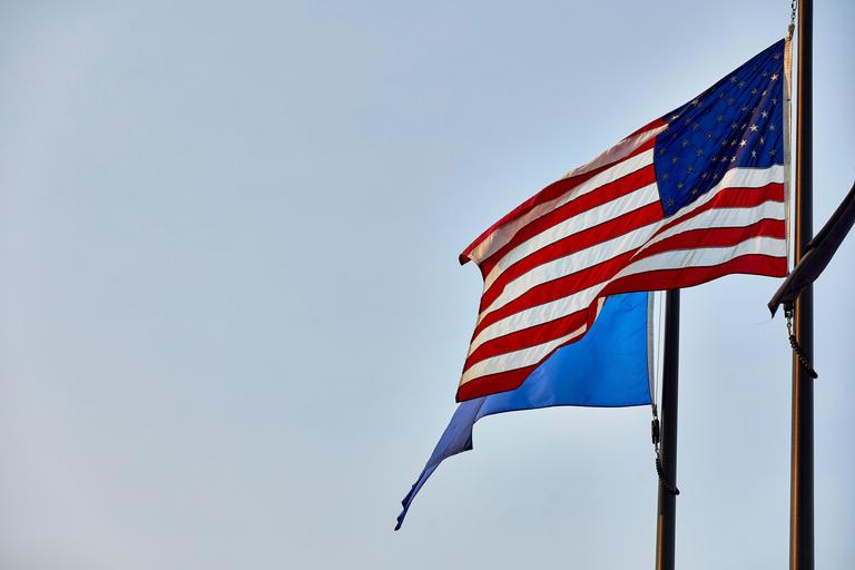 美国和内华达州的国旗在空中飘扬.