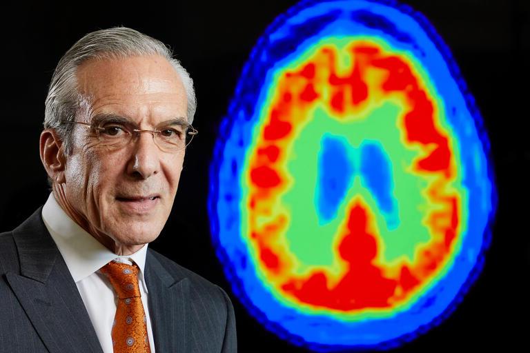 Jeffrey L. 卡明斯，医学博士，理学博士. 研究教授, 导演, 钱伯斯-格朗迪转化神经科学中心在脑部扫描前.